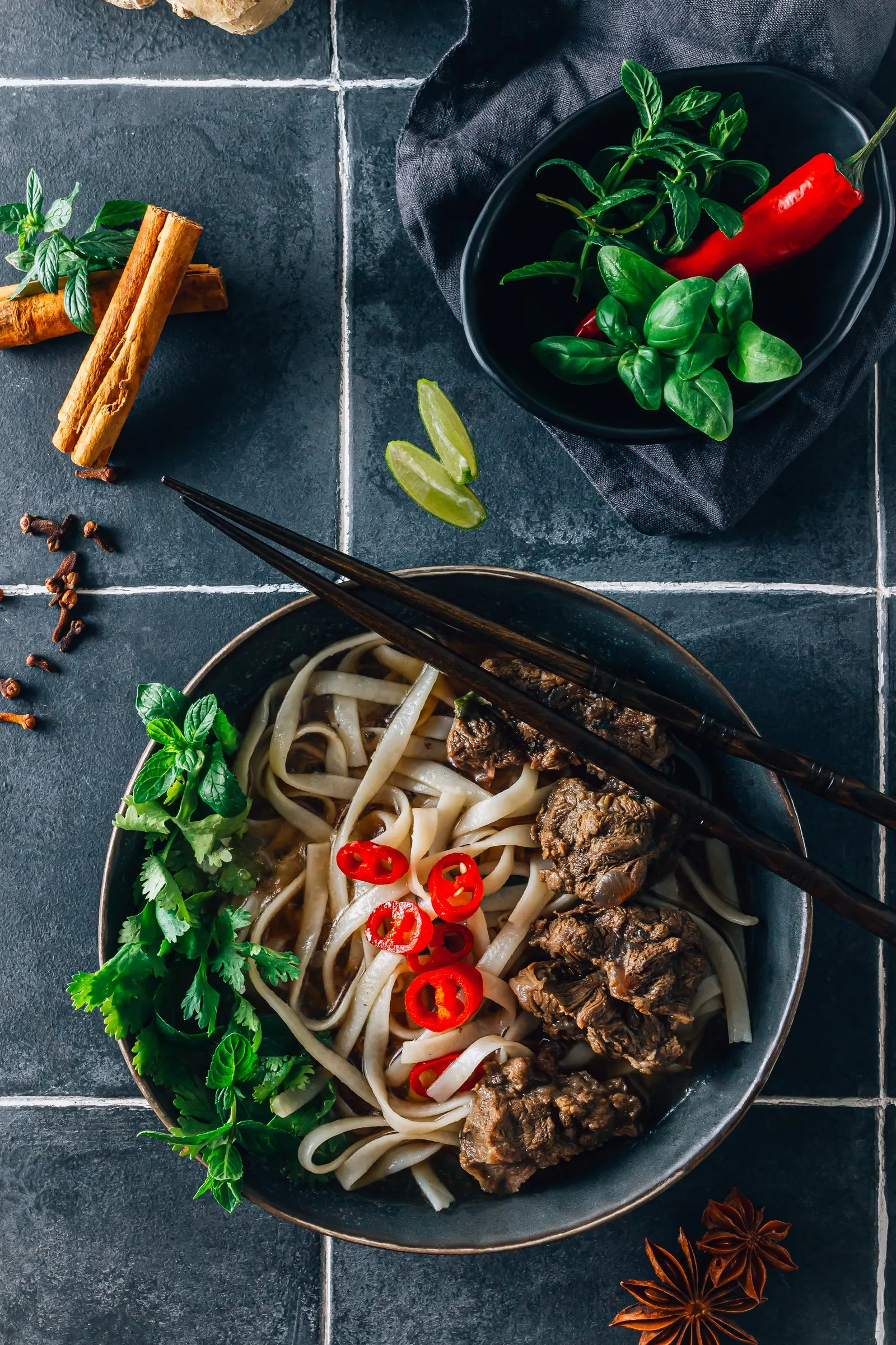 Vietnamese phở bò with sliced beef and spring onion